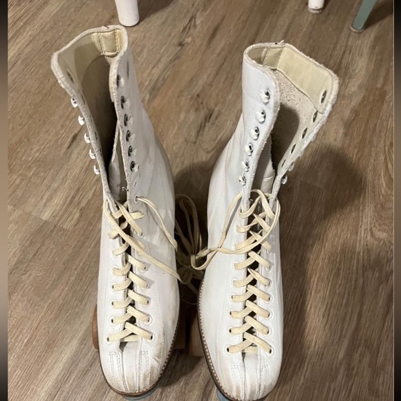 Vintage Roller Skates - Picture 2 of 9